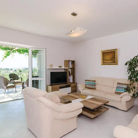 Three-bedroom In * Orašac