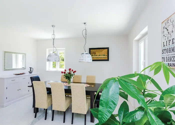 Three-bedroom In Semesterbostad Orašac
